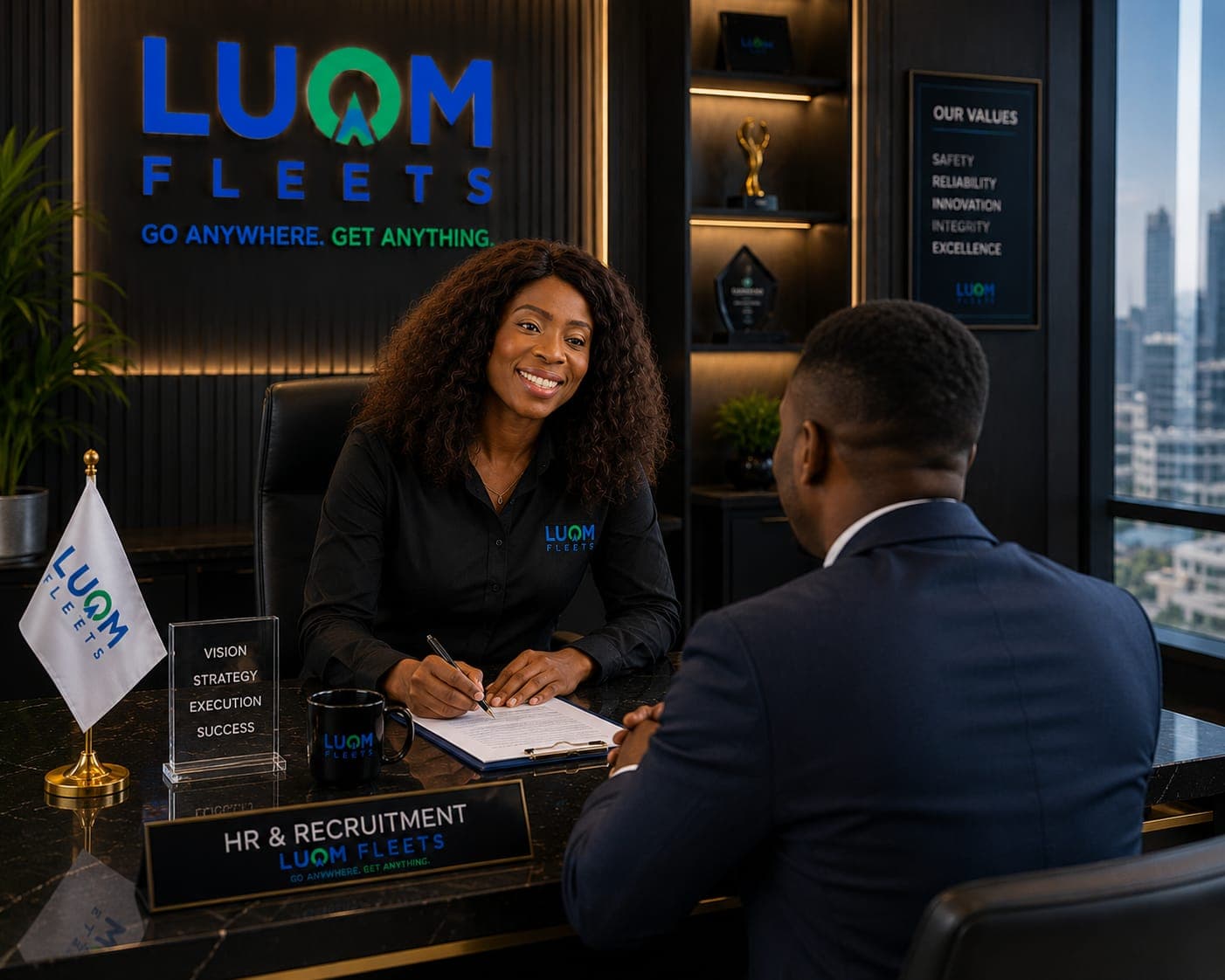Lächelnde HR-Mitarbeiterin bei LUQM Fleets führt ein Vorstellungsgespräch mit einem Bewerber im modernen Büro.